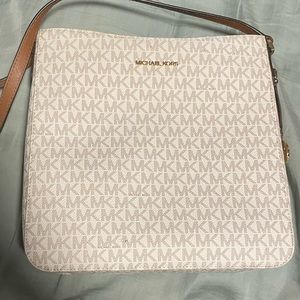 Michael Kors LG Crossbody Messenger Bag Vanilla